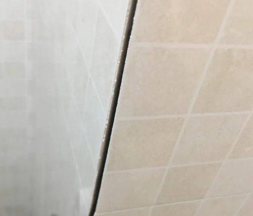 米易瓷砖空鼓维修公司分享阳台瓷砖脱落的修复过程可以分为以下几个步骤